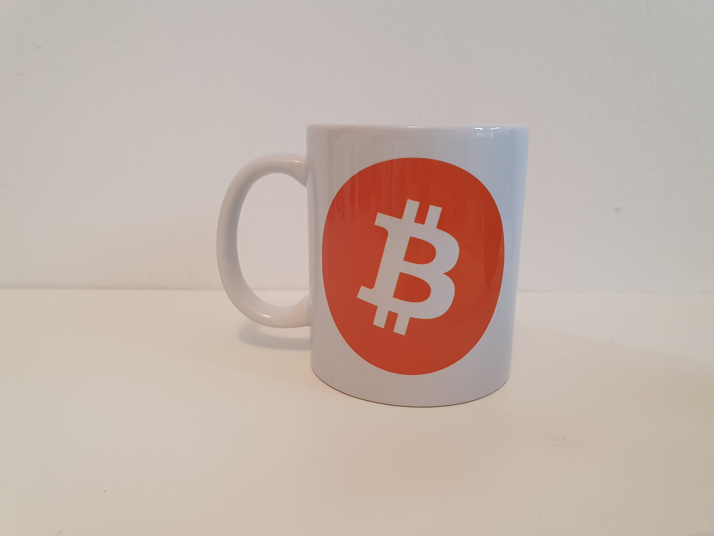 mok met bitcoin logo
