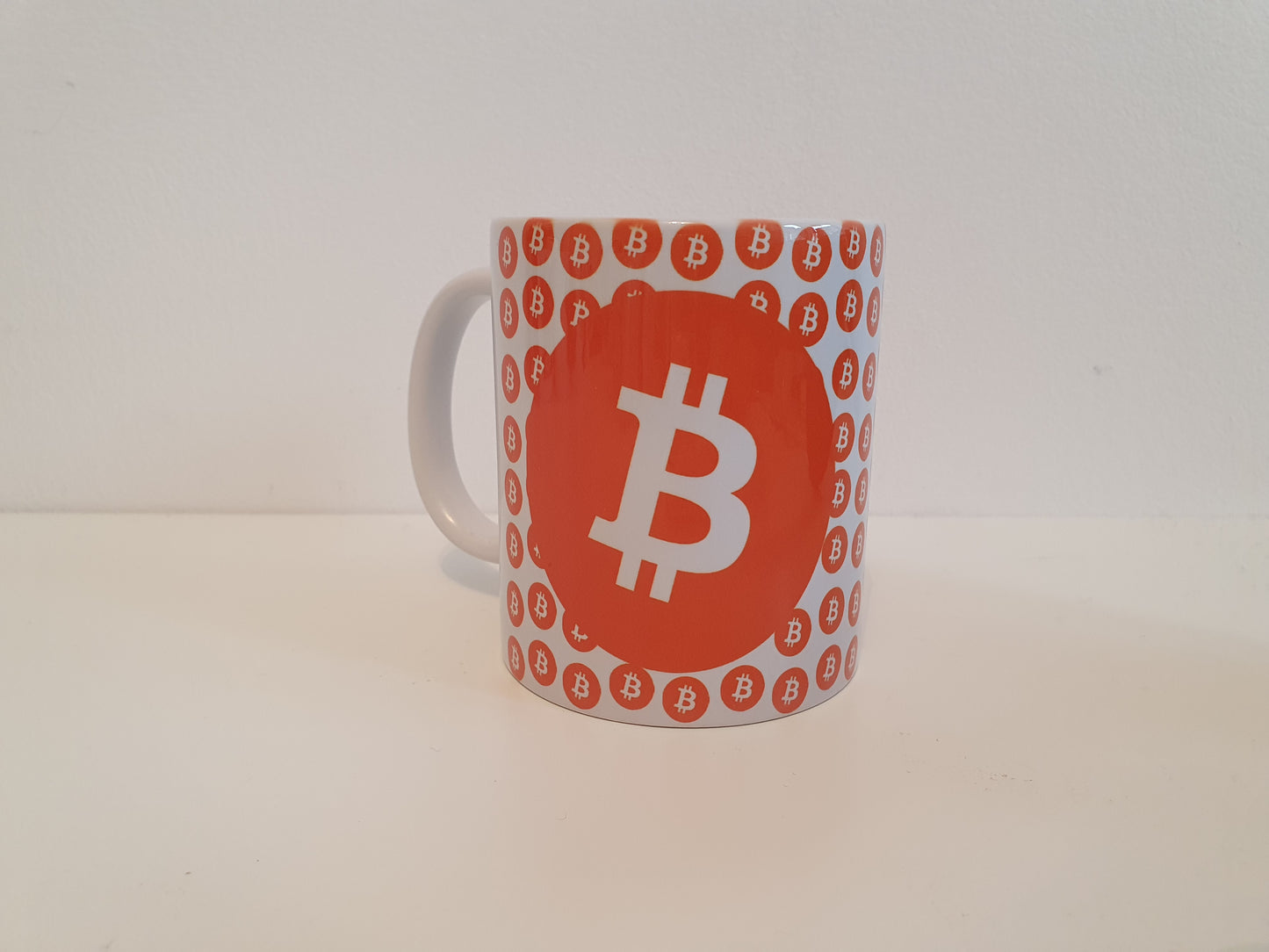 Mok met bitcoin logos