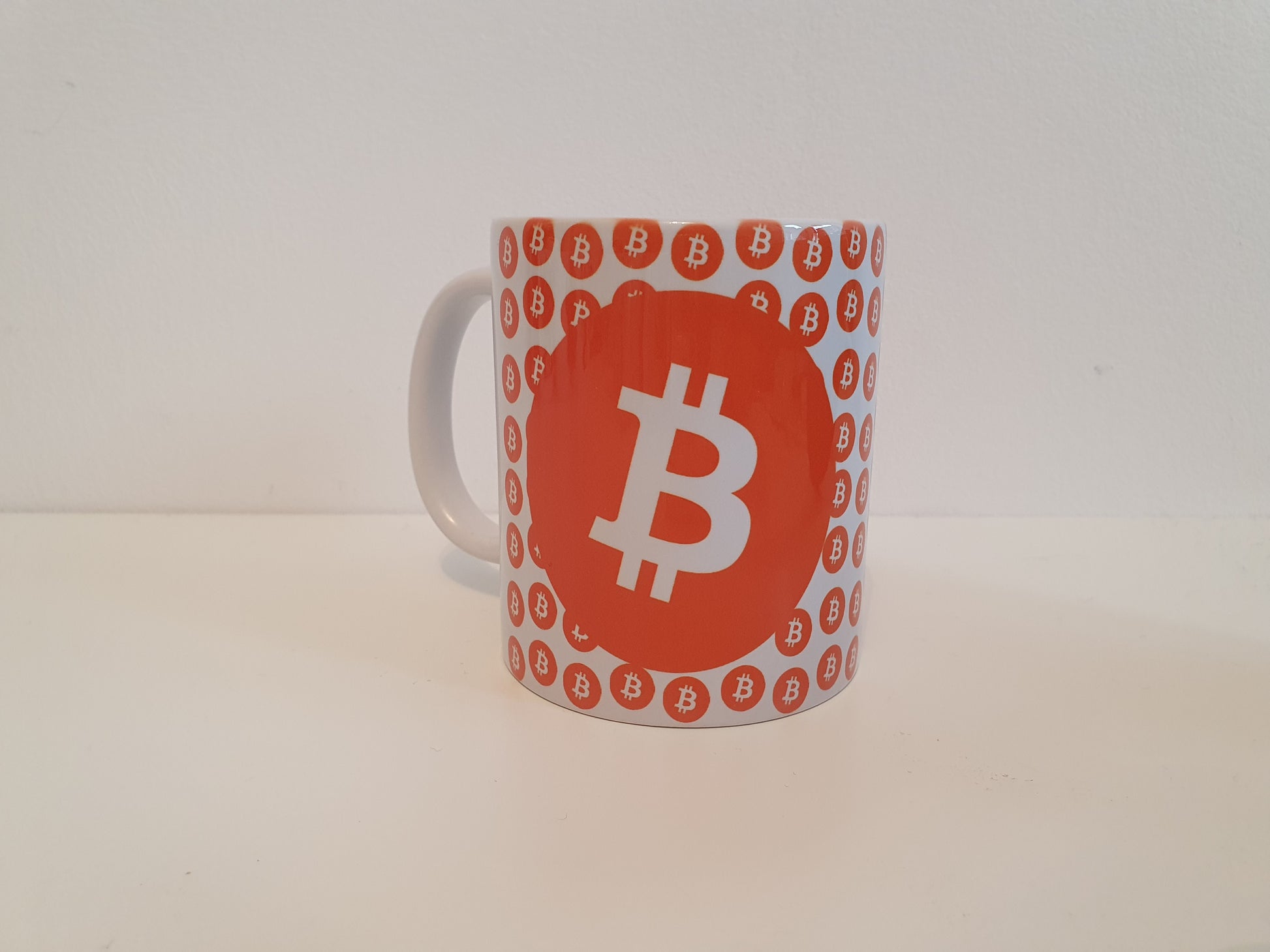 Mok met bitcoin logos