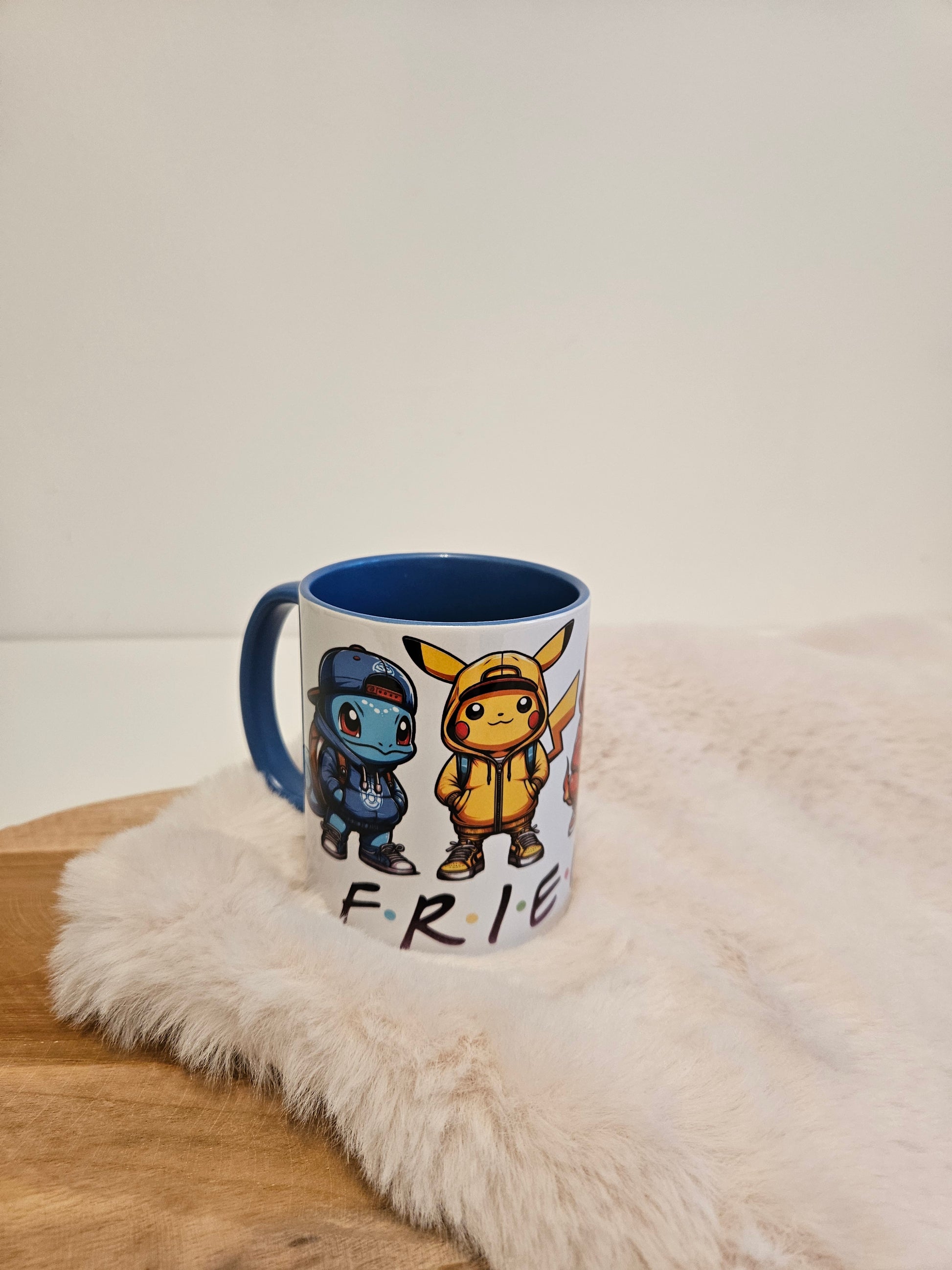 Mok kleur blauw-wit met alle Pokemon-friends