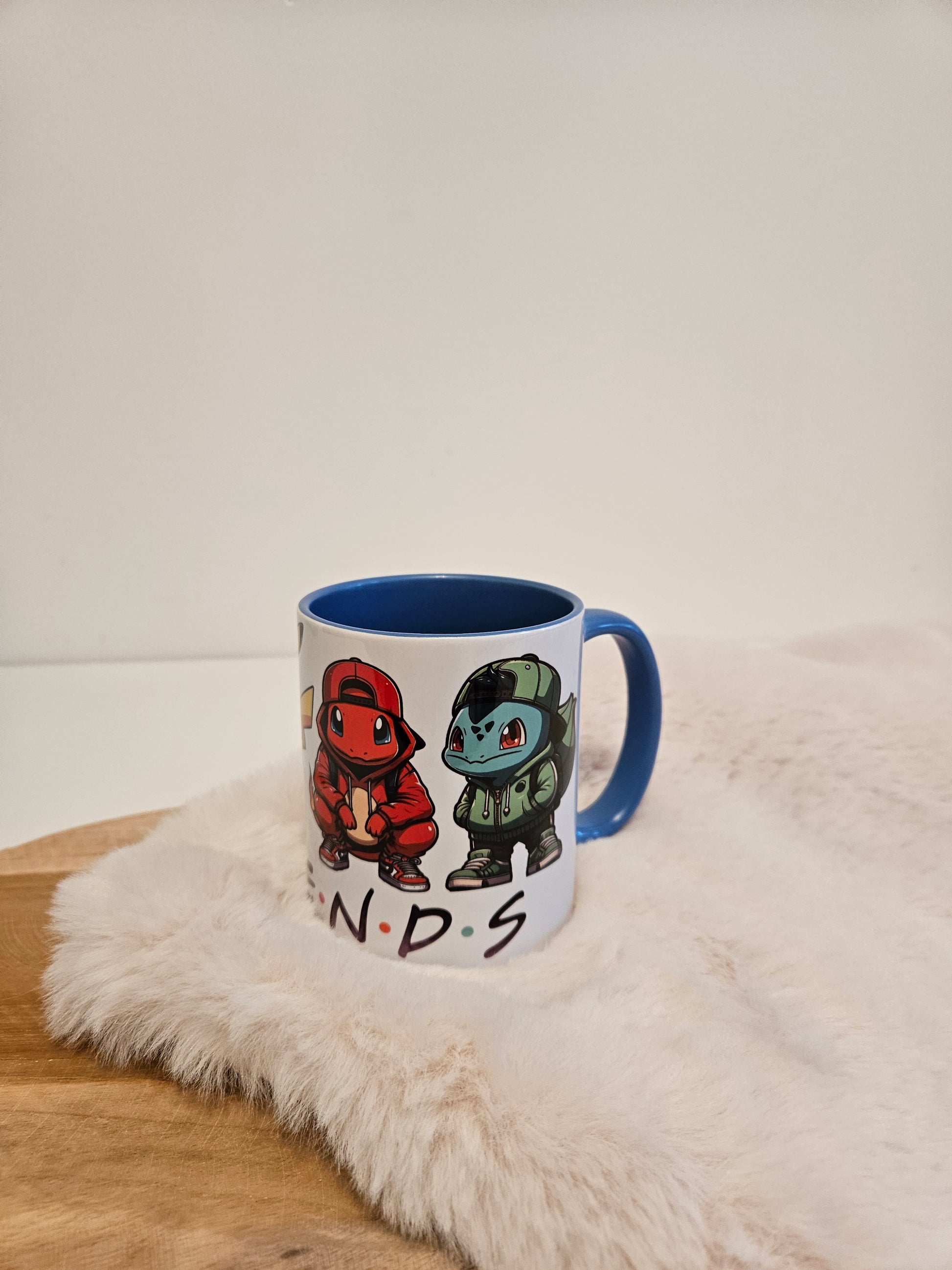 Mok kleur blauw-wit met alle Pokemon-friends