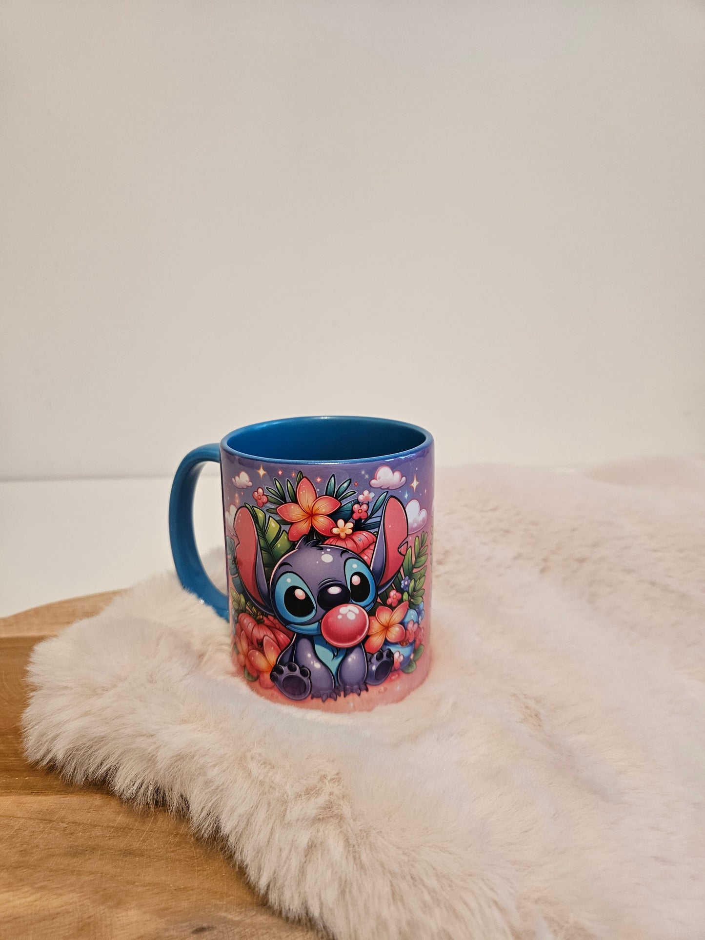 Mok kleur blauw-wit met Stitch bellenblazend