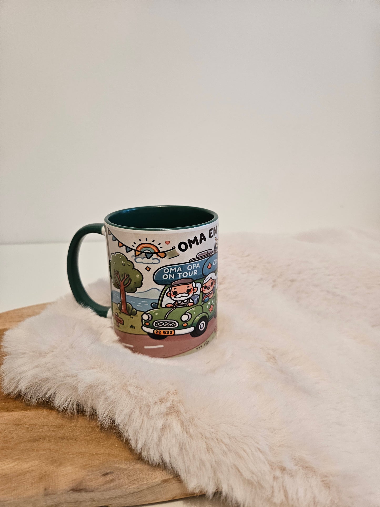 Mok kleur donkgroen-wit OMA EN OPA ON TOUR