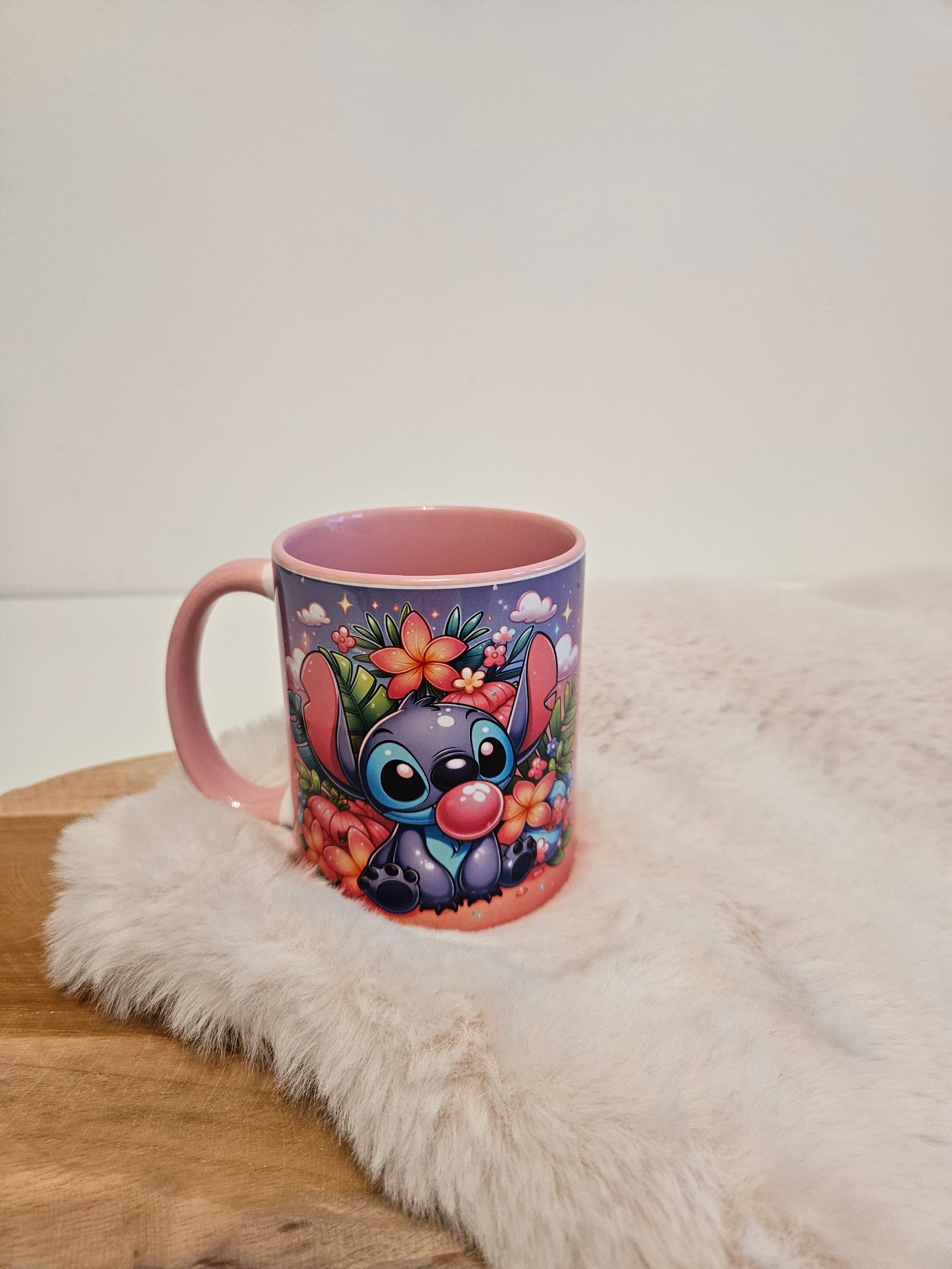 Mok kleur roze-wit met Stitch bellenblazend